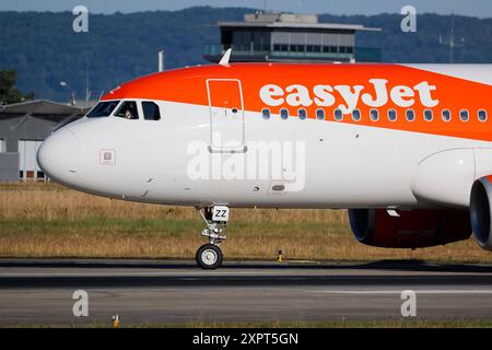 Easy Jet A320 Landung, Symbolbild, EuroAirport Basel Mulhouse, Schweiz, Frankreich, Kennzeichen HB-JZZ, Airbus 320-214, Bugsektion mit Cockpit, Passagiere, Reisen, Urlaub, Fliegen, Geschäftsflüge, Flugverkehr, Verbindung, International, Geschäftsflugzeug, Flugzeug, Startbahn, Ladebahn, easyJet Basel EuroAirport Basel Mulhouse F Baden-Württemberg Frankreich *** Easy Jet A320 Landung, symbolisches Bild, EuroAirport Basel Mulhouse, Schweiz, Frankreich, Nummernschild HB JZZ, Airbus 320 214, Nasenpartie mit Cockpit, Passagiere, Reise, Urlaub, Fliegen, Geschäftsflüge, Flugverkehr, Verbindung, in Stockfoto