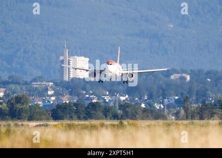 Easy Jet A320 Landung, Symbolbild, EuroAirport Basel Mulhouse, Schweiz, Frankreich, Kennzeichen HB-JZZ, Airbus 320-214, Passagiere, Reisen, Urlaub, Fliegen, Geschäftsflüge, Flugverkehr, Verbindung, international, Geschäftsflugzeug, Flugzeug, Startbahn, Ladebahn, EasyJet Basel EuroAirport Basel Mulhouse F Baden-Württemberg Frankreich *** Easy Jet A320 Landung, Symbolik, EuroAirport Basel Mulhouse, Schweiz, Frankreich, Kennzeichen HB JZZ, Airbus 320 214, Passagiere, Reise, Urlaub, fliegen, Geschäftsflüge, Flugverkehr, Anschlussflüge, international, Geschäftsflugzeuge, Flugzeuge, Start- und Landebahn, l Stockfoto