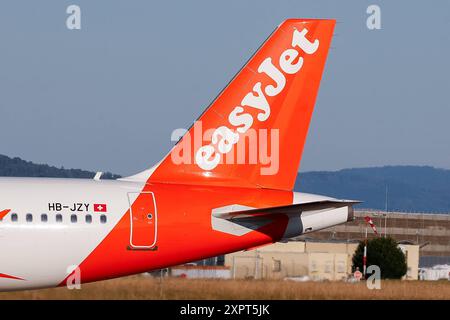 Easy Jet A320 Landung, Symbolbild, EuroAirport Basel Mulhouse, Schweiz, Frankreich, Kennzeichen HB-JZY, Airbus 320-214, Heck, Seitenleitwerk, Höhenleitwerk, Passagiere, Reisen, Urlaub, Fliegen, Geschäftsflüge, Flugverkehr, Verbindung, International, Flugzeug, Startbahn, Ladebahn, EasyJet Basel EuroAirport Basel Mulhouse F Baden-Württemberg Frankreich *** Easy Jet A320 Landung, symbolisches Bild, EuroAirport Basel Mulhouse, Schweiz, Frankreich, Nummernschild HB JZY, Airbus 320 214, Heck, vertikaler Stabilisator, Heckklappe, Passagiere, Reisen, Urlaub, Fliegen, Geschäftsflüge, Flugverkehr, Connectio Stockfoto