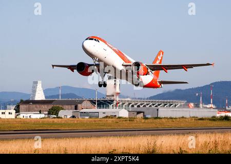 Easy Jet A320 Start, Symbolbild, EuroAirport Basel Mulhouse, Schweiz, Frankreich, Kennzeichen HB-JZR, Airbus 320-214, Passagiere, Reisen, Urlaub, Fluggesellschaft, Fliegen, Fliegen, Geschäftsflüge, Flugverkehr, Verbindung, International, Tower, Geschäftsflugzeug, Flugzeug, abheben, Startbahn, EasyJet Basel EuroAirport Basel Mulhouse F Baden-Württemberg Frankreich *** Easy Jet A320 take-off, symbolisches Bild, EuroAirport Basel Mulhouse, Schweiz, Frankreich, Kennzeichen HB JZR, Airbus 320 214, Passagiere, Reise, Urlaub, Fluggesellschaft, Fliegen, Fliegen, Geschäftsflüge, Flugverkehr, Anschluss, international Stockfoto