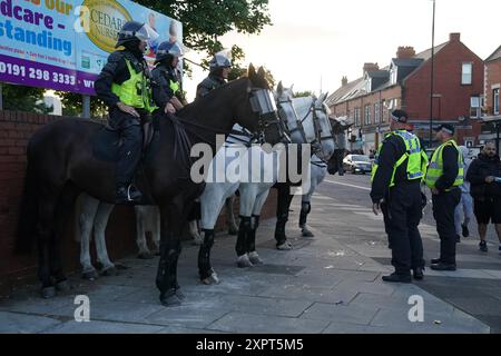 Die Polizei auf Pferden versammelt sich, während Anti-Rassismus-Demonstranten in Newcastle demonstrieren. Bilddatum: Mittwoch, 7. August 2024. Stockfoto