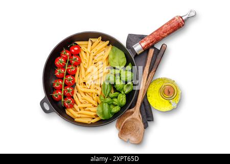 Eine lebendige Darstellung der italienischen Flagge mit Pasta, Basilikum und Tomaten, wunderschön in einer Pfanne präsentiert. Flache Lagen. Isoliert auf weiß Stockfoto