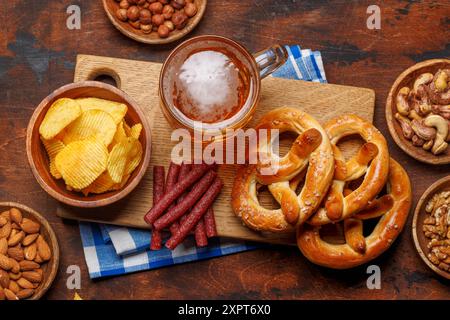 Verschiedene Bierstände: Chips, Nüsse, Brezeln. Verschiedene Optionen für Erfrischungen Stockfoto