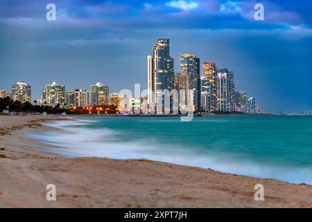 Skyline von Gebäuden am Sunny Isles Beach vom Surfside Beach in Miami, USA Stockfoto