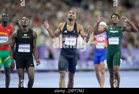 Paris, Frankreich. August 2024. Matthew Hudson-Smith aus Großbritannien blickt zu seiner Zeit auf, nachdem er die Ziellinie im 400-m-Finale der Männer während der Olympischen Spiele 2024 im Stade de France in Paris, Frankreich, am Mittwoch, den 7. August 2024 überquert hatte. Quincy Hall of the U.S. gewann das Gold und Hudson-Smith das Silber. Foto: Paul Hanna/UPI. Quelle: UPI/Alamy Live News Stockfoto