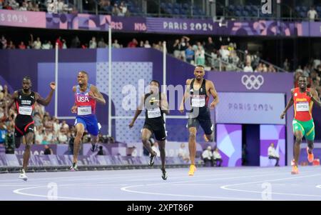 Paris, Frankreich. August 2024. Quincy Hall of the U.S. (2. L) überquert die Ziellinie vor Matthew Hudson-Smith aus Großbritannien (2. R) und gewinnt am Mittwoch, den 7. August 2024, das 400-m-Finale der Männer während der Olympischen Spiele 2024 im Stade de France in Paris. Muzala Samukonga von Sambia nahm die Bronze. Foto: Paul Hanna/UPI. Quelle: UPI/Alamy Live News Stockfoto