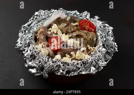 Im Topf gebratenes Lamm mit Kartoffeln, Gemüse, Feta und Thymian. Stockfoto