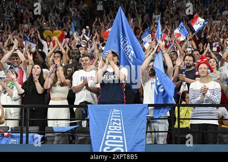 Paris, Frankreich. August 2024. Frankreich Fans, Basketball, Viertelfinale der Frauen zwischen Deutschland und Frankreich während der Olympischen Spiele 2024 in Paris am 7. August 2024 in der Bercy Arena in Paris, Frankreich - Foto Michael Baucher/Panoramic/DPPI Media Credit: DPPI Media/Alamy Live News Stockfoto