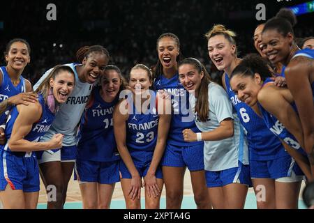 Paris, Frankreich. August 2024. Die Spieler Frankreichs feiern nach dem Basketball-Viertelfinale der Frauen zwischen Deutschland und Frankreich bei den Olympischen Spielen 2024 in Paris am 7. August 2024. Quelle: Meng Yongmin/Xinhua/Alamy Live News Stockfoto