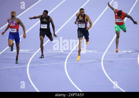 PARIS, FRANKREICH. August 2024. Quincy Hall of Team United States feiert nach dem Gewinn der Goldmedaille vor dem Silbermedaillengewinner Matthew Hudson-Smith vom Team Großbritannien und dem Bronzemedaillengewinner Muzala Samukonga vom Team Samukonga vom Team Sambia während des 400-m-Finales der Männer am 12. Tag der Olympischen Spiele in Paris 2024 im Stade de France, Paris, Frankreich. Quelle: Craig Mercer/Alamy Live News Stockfoto