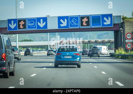 Autos an einer Mautstelle auf der Autobahn A7, zurück von den Feiertagen im Juli Stockfoto