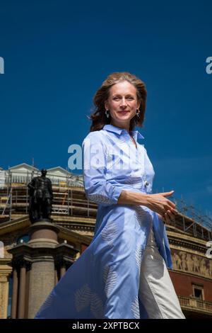 Katie Derham, fotografiert vor der Royal Albert Hall Stockfoto