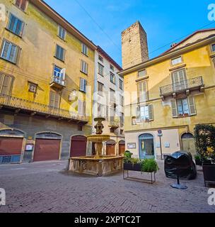 Historischer Stein San Pancrazio oder Gombito Brunnen an der Via Gombito in Citta Alta von Bergamo, Italien Stockfoto