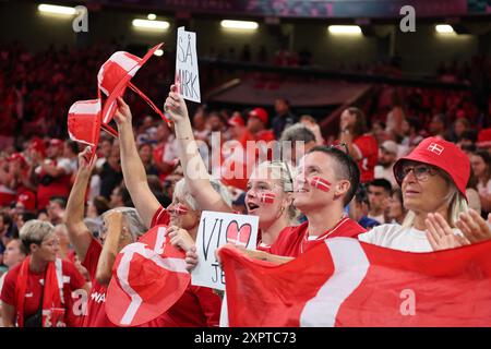 Paris, Frankreich. August 2024. Dänemark Fans, Handball, Männer-Viertelfinale zwischen Dänemark und Schweden während der Olympischen Spiele 2024 in Paris am 7. August 2024 im Pierre Mauroy Stadion in Villeneuve-d'Ascq bei Lille, Frankreich - Foto Laurent Sanson/Panorama/DPPI Media Credit: DPPI Media/Alamy Live News Stockfoto