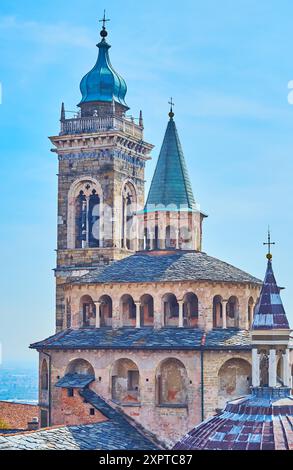 Der mittelalterliche Steinglockenturm und die Kuppel der Basilika Santa Maria Maggiore, dekoriert mit Bogenfenstern und Säulen, Bergamo, Italien Stockfoto