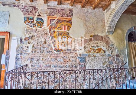 BERGAMO, ITALIEN - 7. APRIL 2022: Die mittelalterliche Mauer mit Renaissancedokko im Innenhof des Palazzo della Podesta, Bergamo, Italien Stockfoto