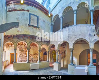 BERGAMO, ITALIEN - 7. APRIL 2022: Panorama des mittelalterlichen Hofes des Palazzo della Podesta mit Arkaden und Renaissance-Fresken, Bergamo, Italien Stockfoto