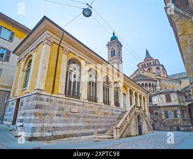 Fontanone Visconteo (Brunnen von Visconti) in neoklassizistischem Gebäude an der Piazza Reginaldo Giuliani, Citta Alta, Bergamo, Italien Stockfoto