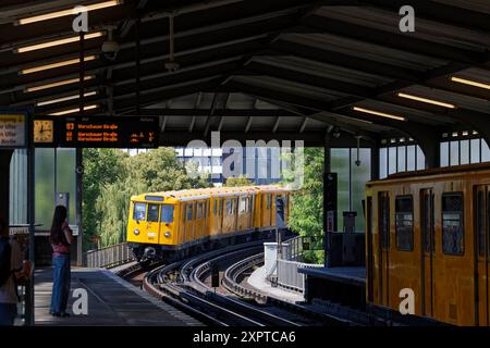 Hochbahnzug der Berliner U-Bahn 2024-08-07 Deutschland, Berlin Kleinprofil-Stammstrecke der Berliner U-Bahn, die stählerne Hochbahn zwischen den Stationen Warschauer Straße in Friedrichshain und Gleisdreick in Kreuzberg, heute das Zuhause der Linien U1 und U3 mit Zügen der Alt-Baureihen G und A3L sowie der Neu-Baureihen HK und IK. Im Bild ein Zug der Reihe A3L zwischen den Bahnhöfen Möckernbrücke und Gleisdreieck. *** Hochzug der Berliner U-Bahn 2024 08 07 Deutschland, Berlin Kleinprofil Hauptstrecke der Berliner U-Bahn, die Stahlerhöhungsstrecke zwischen den Stationen Warschauer Straße in Fri Stockfoto