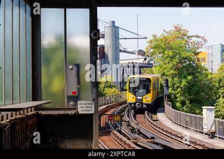 Hochbahnzug der Berliner U-Bahn 2024-08-07 Deutschland, Berlin Kleinprofil-Stammstrecke der Berliner U-Bahn, die stählerne Hochbahn zwischen den Stationen Warschauer Straße in Friedrichshain und Gleisdreick in Kreuzberg, heute das Zuhause der Linien U1 und U3 mit Zügen der Alt-Baureihen G und A3L sowie der Neu-Baureihen HK und IK. Im Bild ein U1-Zug der Reihe HK am Bahnhof Möckernbrücke nach Gleisdreieck. *** Hochzug der Berliner U-Bahn 2024 08 07 Deutschland, Berlin Kleinprofil Hauptstrecke der Berliner U-Bahn, die Stahlerhöhungsstrecke zwischen den Stationen Warschauer Straße in Fr. Stockfoto