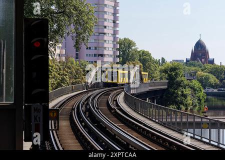 Hochbahnzug der Berliner U-Bahn 2024-08-07 Deutschland, Berlin Kleinprofil-Stammstrecke der Berliner U-Bahn, die stählerne Hochbahn zwischen den Stationen Warschauer Straße in Friedrichshain und Gleisdreick in Kreuzberg, heute das Zuhause der Linien U1 und U3 mit Zügen der Alt-Baureihen G und A3L sowie der Neu-Baureihen HK und IK. Im Bild ein U1-Zug der Reihe IK zwischen den Bahnhöfen Möckernbrücke und Hallesches Tor. *** Hochzug der Berliner U-Bahn 2024 08 07 Deutschland, Berlin Kleinprofil Hauptstrecke der Berliner U-Bahn, die Stahlerhöhungsstrecke zwischen den Stationen Warschauer Straße in Stockfoto