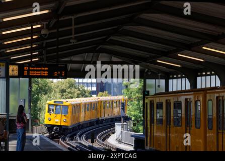 Hochbahnzug der Berliner U-Bahn 2024-08-07 Deutschland, Berlin Kleinprofil-Stammstrecke der Berliner U-Bahn, die stählerne Hochbahn zwischen den Stationen Warschauer Straße in Friedrichshain und Gleisdreick in Kreuzberg, heute das Zuhause der Linien U1 und U3 mit Zügen der Alt-Baureihen G und A3L sowie der Neu-Baureihen HK und IK. Im Bild ein Zug der Reihe A3L zwischen den Bahnhöfen Möckernbrücke und Gleisdreieck. *** Hochzug der Berliner U-Bahn 2024 08 07 Deutschland, Berlin Kleinprofil Hauptstrecke der Berliner U-Bahn, die Stahlerhöhungsstrecke zwischen den Stationen Warschauer Straße in Fri Stockfoto