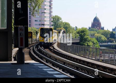 Hochbahnzug der Berliner U-Bahn 2024-08-07 Deutschland, Berlin Kleinprofil-Stammstrecke der Berliner U-Bahn, die stählerne Hochbahn zwischen den Stationen Warschauer Straße in Friedrichshain und Gleisdreick in Kreuzberg, heute das Zuhause der Linien U1 und U3 mit Zügen der Alt-Baureihen G und A3L sowie der Neu-Baureihen HK und IK. Im Bild ein U3-Zug der Reihe HK zwischen den Bahnhöfen Möckernbrücke und Hallesches Tor *** Hochzug der Berliner U-Bahn 2024 08 07 Deutschland, Berlin Kleinprofil Hauptstrecke der Berliner U-Bahn, die Stahlhochbahn zwischen den Stationen Warschauer Stockfoto