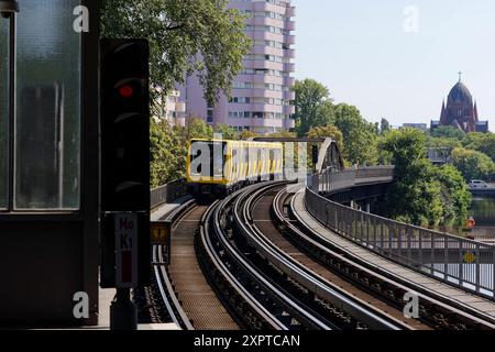 Hochbahnzug der Berliner U-Bahn 2024-08-07 Deutschland, Berlin Kleinprofil-Stammstrecke der Berliner U-Bahn, die stählerne Hochbahn zwischen den Stationen Warschauer Straße in Friedrichshain und Gleisdreick in Kreuzberg, heute das Zuhause der Linien U1 und U3 mit Zügen der Alt-Baureihen G und A3L sowie der Neu-Baureihen HK und IK. Im Bild ein U1-Zug der Reihe IK zwischen den Bahnhöfen Möckernbrücke und Hallesches Tor. *** Hochzug der Berliner U-Bahn 2024 08 07 Deutschland, Berlin Kleinprofil Hauptstrecke der Berliner U-Bahn, die Stahlerhöhungsstrecke zwischen den Stationen Warschauer Straße in Stockfoto