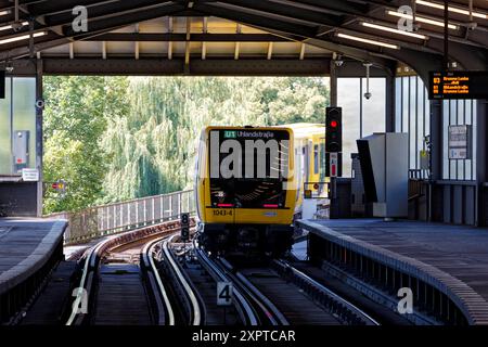 Hochbahnzug der Berliner U-Bahn 2024-08-07 Deutschland, Berlin Kleinprofil-Stammstrecke der Berliner U-Bahn, die stählerne Hochbahn zwischen den Stationen Warschauer Straße in Friedrichshain und Gleisdreick in Kreuzberg, heute das Zuhause der Linien U1 und U3 mit Zügen der Alt-Baureihen G und A3L sowie der Neu-Baureihen HK und IK. Im Bild ein U1-Zug der Reihe IK zwischen den Bahnhöfen Möckernbrücke und Gleisdreieck. *** Hochzug der Berliner U-Bahn 2024 08 07 Deutschland, Berlin Kleinprofil Hauptstrecke der Berliner U-Bahn, die Stahlerhöhungsstrecke zwischen den Stationen Warschauer Straße in F Stockfoto