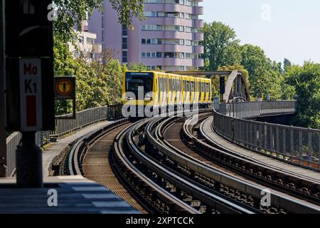 Hochbahnzug der Berliner U-Bahn 2024-08-07 Deutschland, Berlin Kleinprofil-Stammstrecke der Berliner U-Bahn, die stählerne Hochbahn zwischen den Stationen Warschauer Straße in Friedrichshain und Gleisdreick in Kreuzberg, heute das Zuhause der Linien U1 und U3 mit Zügen der Alt-Baureihen G und A3L sowie der Neu-Baureihen HK und IK. Im Bild ein Zug der Reihe zwischen den Bahnhöfen Möckernbrücke und Hallesches Tor. Am Schlesischen Tor in der Kurve zur Oberbaumbrücke. *** Hochzug der Berliner U-Bahn 2024 08 07 Deutschland, Berlin Kleinprofil Hauptstrecke der Berliner U-Bahn, die Stahlerhöhung Stockfoto