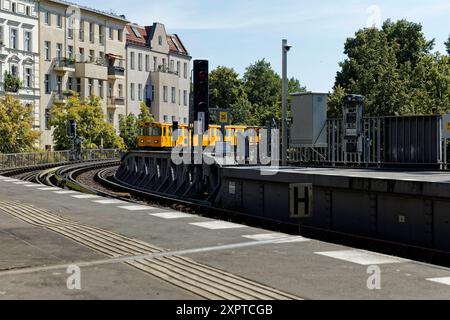 Hochbahnzug der Berliner U-Bahn 2024-08-07 Deutschland, Berlin Kleinprofil-Stammstrecke der Berliner U-Bahn, die stählerne Hochbahn zwischen den Stationen Warschauer Straße in Friedrichshain und Gleisdreick in Kreuzberg, heute das Zuhause der Linien U1 und U3 mit Zügen der Alt-Baureihen G und A3L sowie der Neu-Baureihen HK und IK. Im Bild ein U1-Zug der Reihe A3L zwischen am Bf. Schlesisches Tor. *** Hochzug der Berliner U-Bahn 2024 08 07 Deutschland, Berlin Kleinprofil Hauptstrecke der Berliner U-Bahn, die Stahlhochbahn zwischen den Stationen Warschauer Straße in Friedrichsh Stockfoto