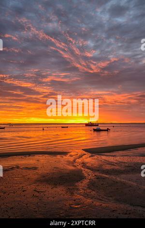 Sonnenaufgang entlang der Küste, Chatham Bars Inn, Chatham Bay, Cape Cod, Massachusetts, Ostküste, Barnstable County, USA Stockfoto