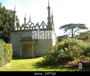 Die Rückseite von Capability Brown's Summer Pavilion im Burghley House Pleasure Garden Stockfoto