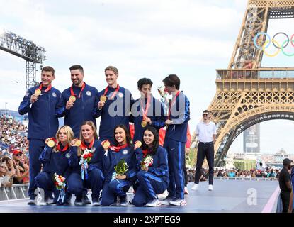 Paris, Frankreich. August 2024. Eiskunstläufer der Mannschaft USA bei den Olympischen Spielen 2022 in Peking feiern ihre Goldmedaillen bei einer Zeremonie im Champions Park vor dem Eiffelturm in Paris, Frankreich, am Mittwoch, den 7. August. 2024. die olympische Medaillenzeremonie für das Eiskunstlauf-Team konnte aufgrund der anhaltenden Rechtsunsicherheit nach dem Ausschluss von Kamila Valieva (damals russisches Olympisches Komitee/ROC) vom Wettbewerb nicht in Peking stattfinden. Foto: Maya Vidon-White/UPI Credit: UPI/Alamy Live News Stockfoto