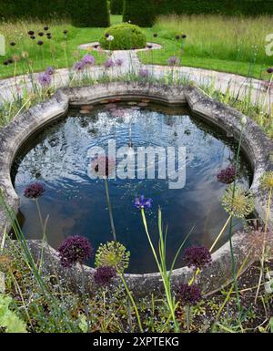 Lilienteich und Brunnen in den Gärten der Burg Grimsthorpe Stockfoto