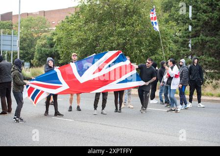 Portsmouth, Großbritannien. August 2024. Protest gegen die Einwanderung in Portsmouth am Mittwoch, den 7. August 2024 Credit: Emma Terracciano/Alamy Live News Stockfoto