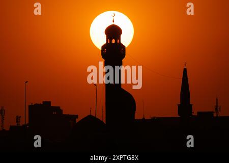 Mossul, Irak. August 2024. Allgemeiner Blick auf den Sonnenuntergang hinter dem Minarett der Imam-Mohsen-Moschee in der Stadt Mossul im Nordirak. (Foto: Ismael Adnan/SOPA Images/SIPA USA) Credit: SIPA USA/Alamy Live News Stockfoto