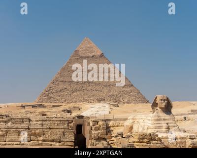 Panoramablick auf die große Sphinx von Gizeh, die in Kalkstein geformt wurde, neben der Pyramide von Kefren in El Kairo Ägypten Stockfoto