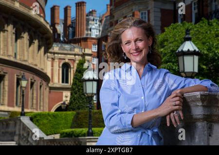 Katie Derham, fotografiert vor der Royal Albert Hall Stockfoto