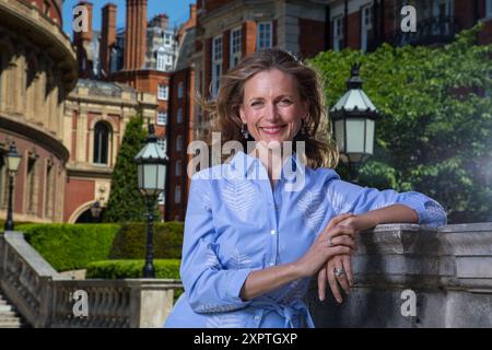 Katie Derham, fotografiert vor der Royal Albert Hall Stockfoto