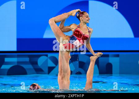 Paris, Frankreich. August 2024. Athleten des französischen Teams treten im Finale der künstlerischen Schwimm-Mannschaft Acrobatic Routine während der Olympischen Spiele 2024 im Aquatics Centre in Paris (Frankreich) am 07. August 2024 an. Quelle: Insidefoto di andrea staccioli/Alamy Live News Stockfoto