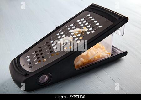 Gehacktes, gekochtes Hühnerei, gerieben auf einer Metallreibe Stockfoto