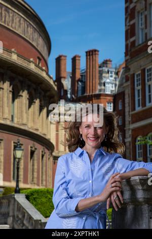 Katie Derham, fotografiert vor der Royal Albert Hall Stockfoto