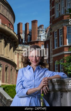 Katie Derham, fotografiert vor der Royal Albert Hall Stockfoto