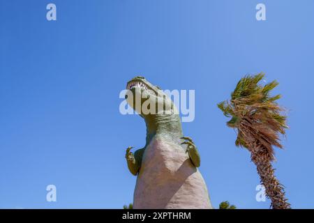 Cabazon, Kalifornien, USA: 6. April 2019: Blick auf eine hohe Tyrannosaurus Rex-Statue an einer Attraktion am Straßenrand in der südkalifornischen Wüste. Stockfoto