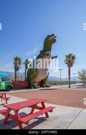 Cabazon, Kalifornien, USA: 6. April 2019: Eine hohe Tyrannosaurus Rex-Statue an einer Attraktion am Straßenrand in der südkalifornischen Wüste. Stockfoto