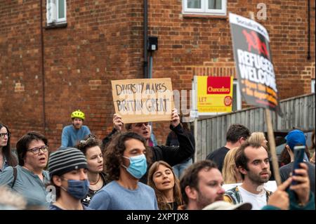 Hunderte von Anti-Rassismus-Demonstranten bildeten einen Schutzschild vor dem Asylum Welcome Centre an der Magdalen Road im Osten von Oxford. Sie trugen Plakate, singen und singen zur Unterstützung von Flüchtlingen und Einwanderern angesichts der Gerüchte, dass rechtsextreme Aktionen am Mittwochabend stattfanden. Stockfoto