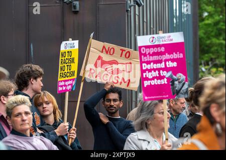 Hunderte von Anti-Rassismus-Demonstranten bildeten einen Schutzschild vor dem Asylum Welcome Centre an der Magdalen Road im Osten von Oxford. Sie trugen Plakate, singen und singen zur Unterstützung von Flüchtlingen und Einwanderern angesichts der Gerüchte, dass rechtsextreme Aktionen am Mittwochabend stattfanden. Stockfoto