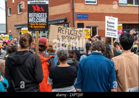 Hunderte von Anti-Rassismus-Demonstranten bildeten einen Schutzschild vor dem Asylum Welcome Centre an der Magdalen Road im Osten von Oxford. Sie trugen Plakate, singen und singen zur Unterstützung von Flüchtlingen und Einwanderern angesichts der Gerüchte, dass rechtsextreme Aktionen am Mittwochabend stattfanden. Stockfoto