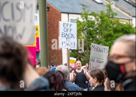 Hunderte von Anti-Rassismus-Demonstranten bildeten einen Schutzschild vor dem Asylum Welcome Centre an der Magdalen Road im Osten von Oxford. Sie trugen Plakate, singen und singen zur Unterstützung von Flüchtlingen und Einwanderern angesichts der Gerüchte, dass rechtsextreme Aktionen am Mittwochabend stattfanden. Stockfoto